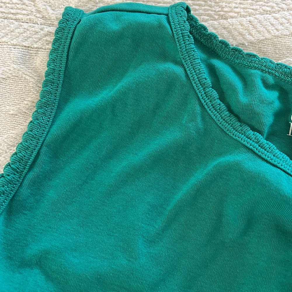 Croft&Barrow PL Kelly green tank with scalloped detail around neck and arm - Picture 3 of 3
